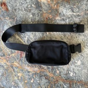 Lululemon everywhere belt bag black